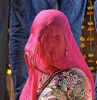 Femme au temple de la moto.