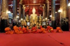 Luang Prabang : prière du soir à Wat Sene.