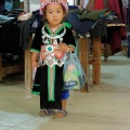 Marché à Phonsavan, enfant Hmong.
