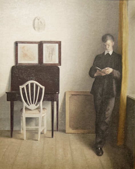 Vilhelm Hammershoi - Intérieur avec jeune homme lisant (Svend Hammershoi).jpg