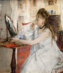 016 Jeune femme se poudrant