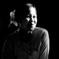 Jeune femme, portait en noir et blanc au Myanmar.