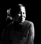 Jeune femme, portait en noir et blanc au Myanmar.