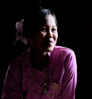 Jeune femme, portait en couleur au Myanmar.