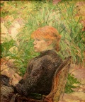 Femme rousse assise.