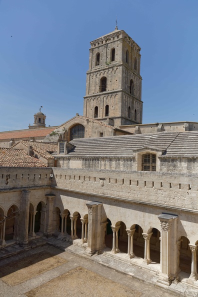 Vue du cloître de l’église Saint-Trophime d’Arles..jpg
