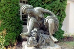 Baigneuse accroupie au rocher.